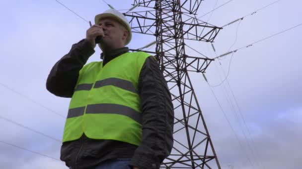 Elektricien in de buurt van hoogspanning lijn — Stockvideo