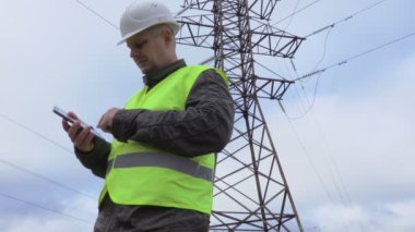 Elektrikçi yakınındaki yüksek gerilim hattı fotoğraf çekmek