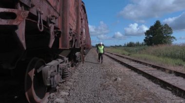 Demiryolu işçisi wagon üzerinde tırmanmaya
