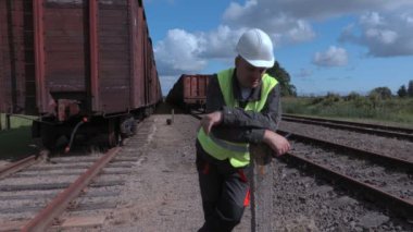 Demiryolu işçisi vagonlar bekliyor