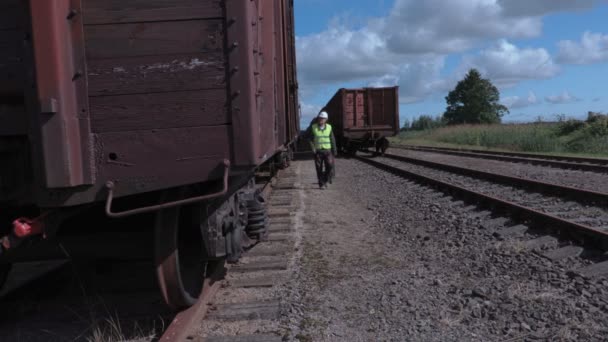 Trabajador ferroviario inspeccionando vagones — Vídeos de Stock