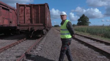 Demiryolu işçisi vagonlar bekliyor