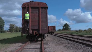 Demiryolu işçisi tablet yakınındaki son araba kullanma