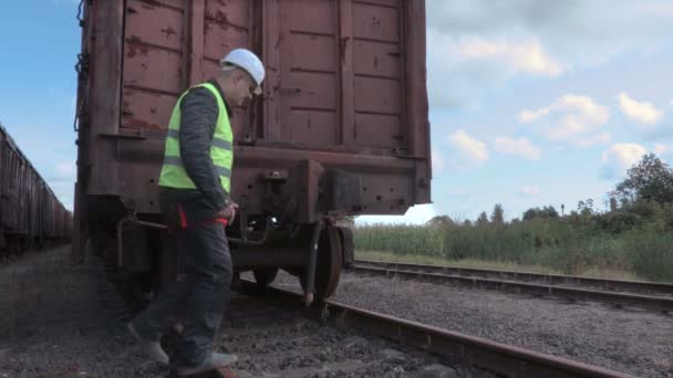 Trabajador ferroviario inspeccionando la conexión del vagón — Vídeos de Stock