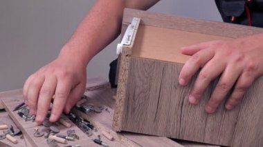 Adam çekmeceyi toplanır