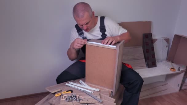 Trabajador con cajón y accesorios de muebles — Vídeos de Stock