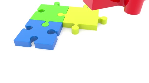 Tre pezzi di puzzle su bianco e uno volante — Video Stock