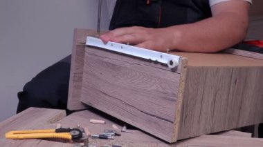 İşçi vida çekmece giderir.