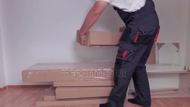 Arbetaren sortering möbler Detaljer — Stockvideo
