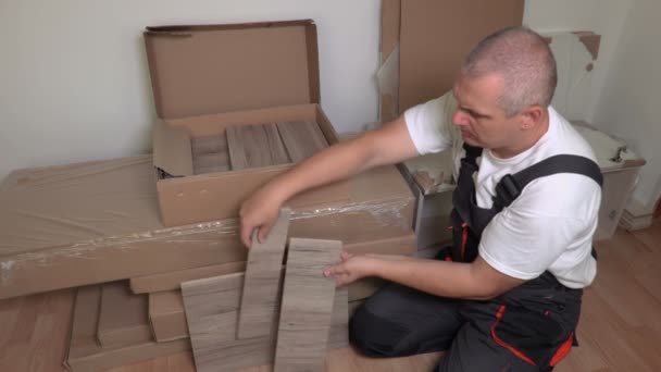 Mann packt Möbelkiste aus — Stockvideo