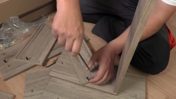 Trabalhador adicionando parafusos em detalhes da gaveta — Vídeo de Stock