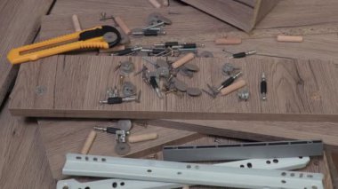 Mobilya parçaları ve sonra tornavida için fotoğraf makinesi ilk odaklama