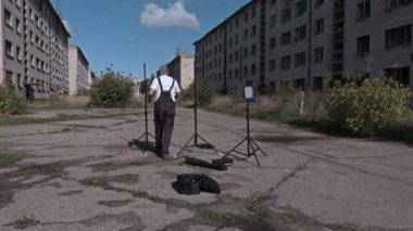 Alt led ışık yakın terk edilmiş askeri şehirde standları