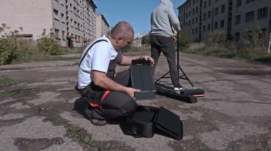 İşçiler led ışık standları yüklemekte olduğunuz