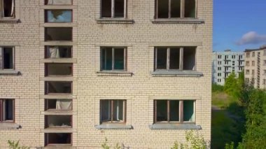 Askeri kasaba terk edilmiş house civarındaki kamera artar