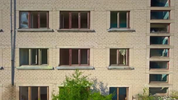 Kamera jde podél opuštěného domu ve vojenské město — Stock video