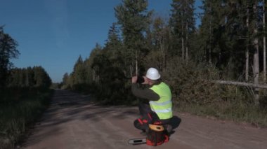 Orman işçisi al picturese kırık ve düşmüş Ladin yakınındaki yolda