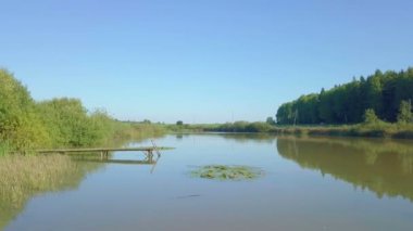 Kamera gölet üzerinde gider