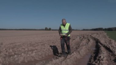 Çiftçi ıslak sahada fotoğraf çekmek