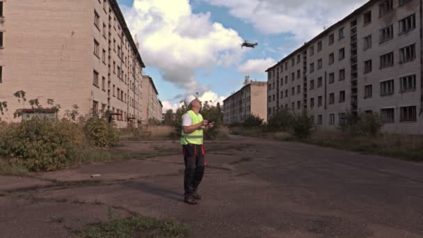 Arbeiter üben mit Drohne — Stockvideo