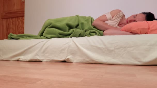 Cámara enfocada en mujer que duerme en colchón de aire — Vídeos de Stock