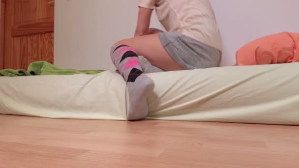 Les femmes dorment sur un matelas gonflable — Video