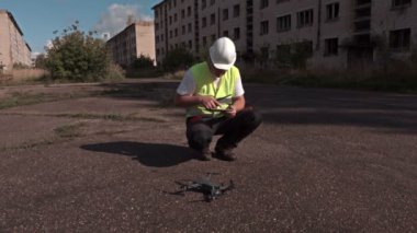 İşçi dron asfalt dan çıkar