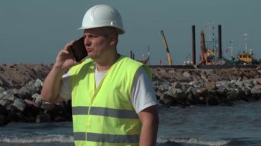 Mühendis tarafından akıllı telefon deniz konuşuyor.