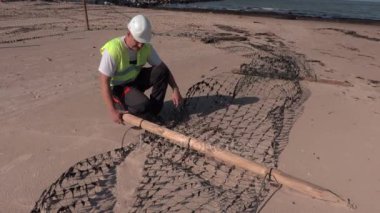 İşçi deneyin çit düzeltmek için