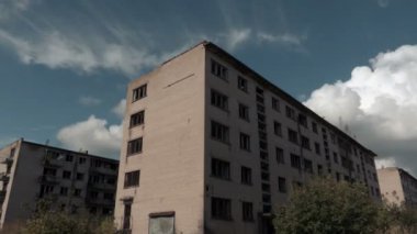 Bulutların arkasında askeri şehirdeki terk edilmiş evler. Zaman atlamalı