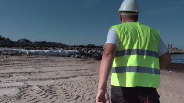 Pier yakınındaki inşaat site kontrol tablet ile Oluşturucu