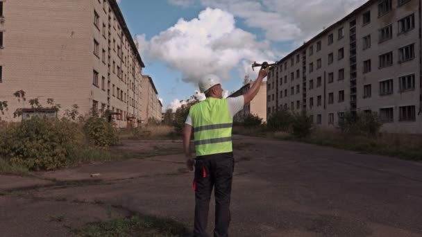 Pracovníka udržet dron v rukou před vzlet — Stock video