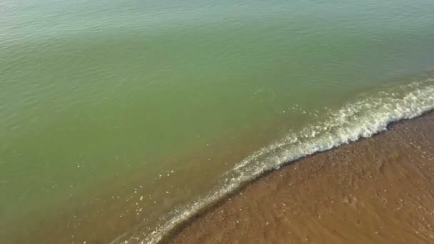 Les vagues de mer lavent la vue sur la côte — Video