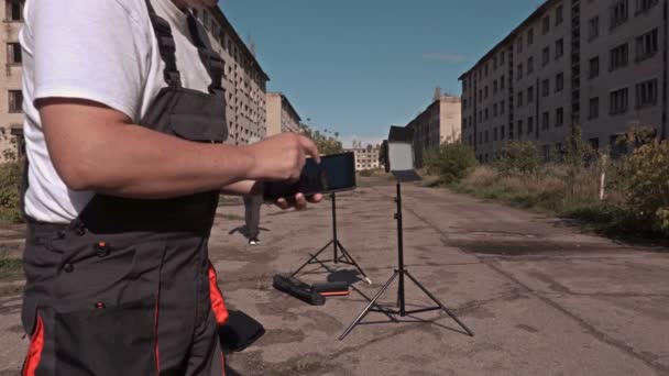 Працівник використовує планшетний ПК біля світлодіодних підстав — стокове відео
