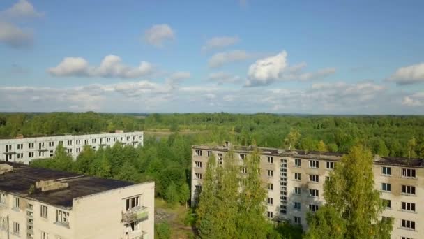 Camera scende tra le case abbandonate nella città militare — Video Stock