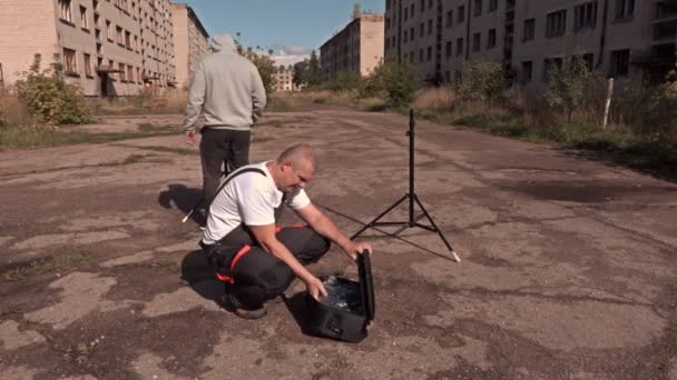 Працівники з підсвічуванням стоять у покинутому місті — стокове відео