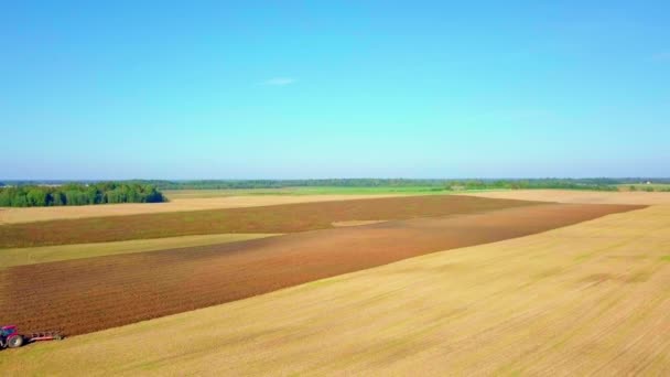 Trekker verwerking van het veld — Stockvideo