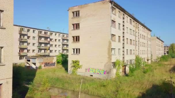 Kamera fährt zwischen verlassenen Gebäuden — Stockvideo