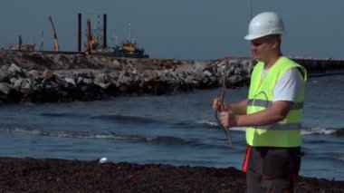 İşçi demir parçası ile