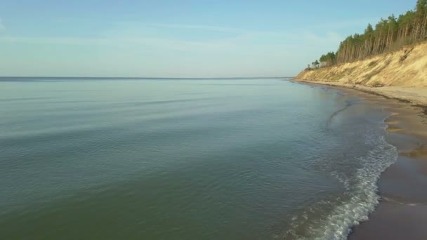 Meerblick mit Strand und steilem Ufer — Stockvideo