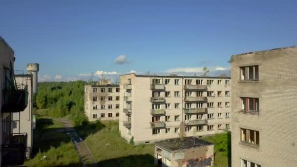 Caméra monte entre les vieux bâtiments de la ville militaire abandonnée — Video