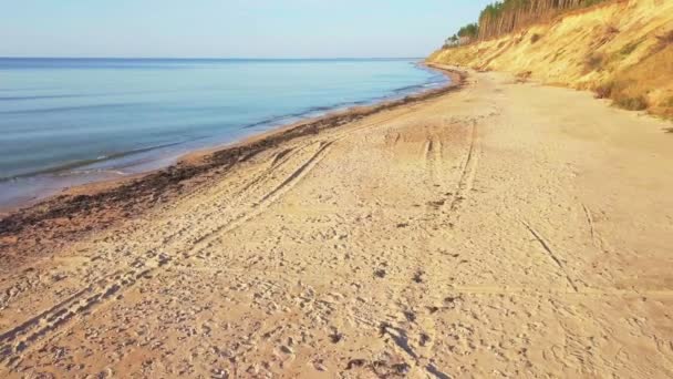 Caméra va sur l'homme qui est assis sur le bateau de pêche — Video