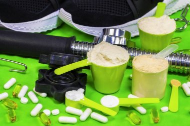 Kase protein tozu ve çevresinde kapsül ile