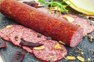 Salam sosis kurutulmuş biber biber, sarımsak ile