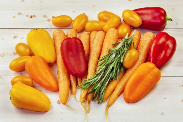 Composition with peppers, tomatoes, carrots, basil — Stockfoto