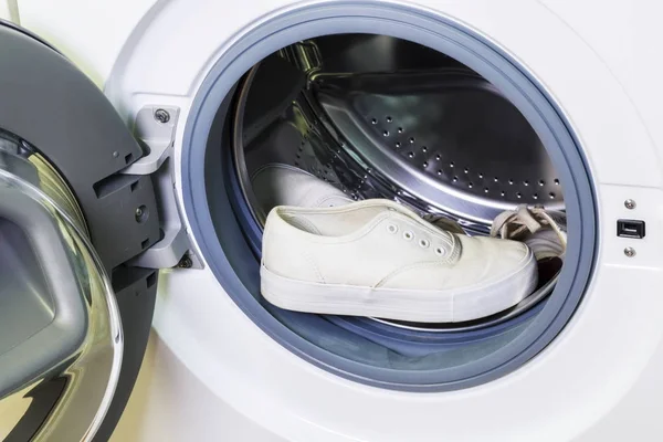 Zapatillas blancas sucias en lavadora — Foto de Stock