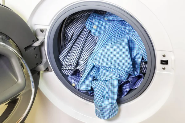 Camisas en lavadora — Foto de Stock