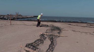 İşçi kırık çit yakınındaki