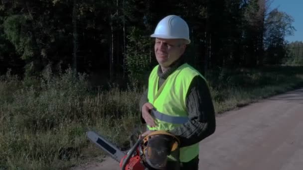Trabalhador florestal começa a falar sobre walkie talkie — Vídeo de Stock