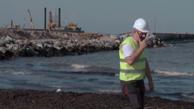 Pier ile kazıcı makine mesafe yürüyüş işçi